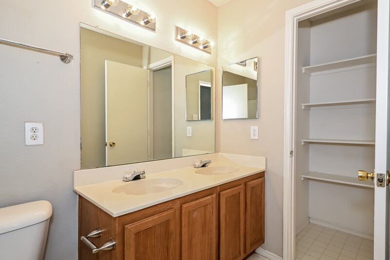 1,705/Mo, 1203 Wisdom Dr Cedar Hill, TX 75104 Main Bathroom View