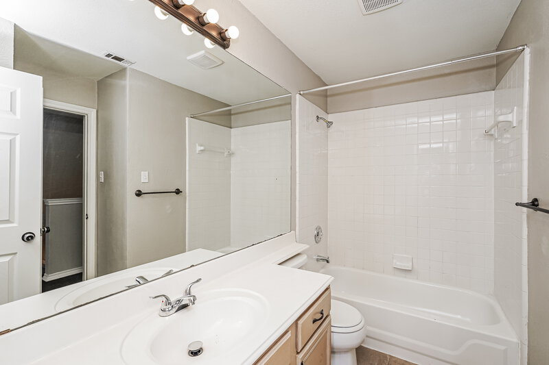 2,375/Mo, 941 Azalia Dr Lewisville, TX 75067 Bathroom View