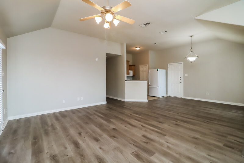 0/Mo, 5212 Hill Ridge Dr Fort Worth, TX 76135 Living Room View 3