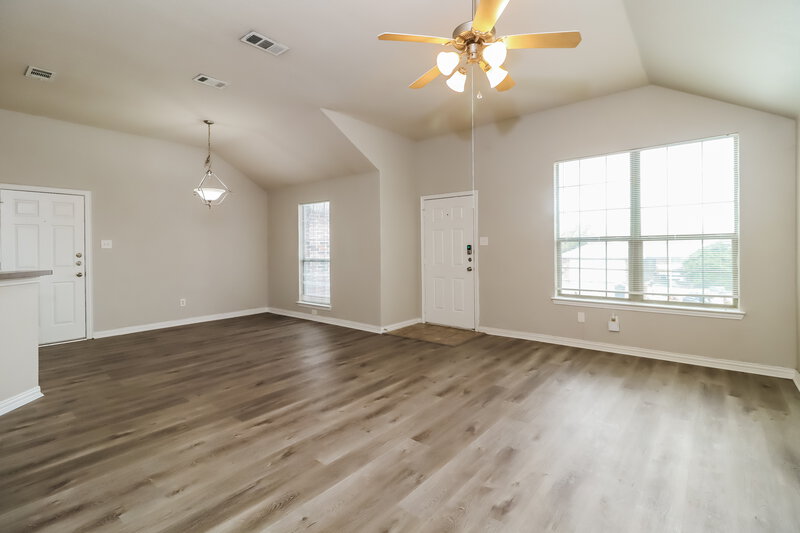 0/Mo, 5212 Hill Ridge Dr Fort Worth, TX 76135 Living Room View 4