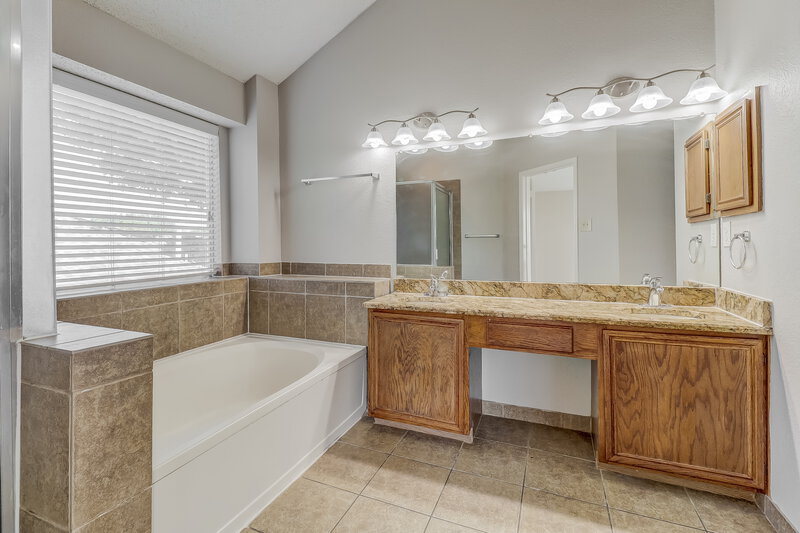 2,415/Mo, 812 Angel St Cedar Hill, TX 75104 Main Bathroom View