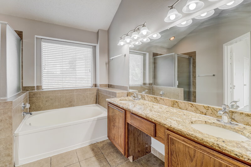 2,415/Mo, 812 Angel St Cedar Hill, TX 75104 Main Bathroom View 2