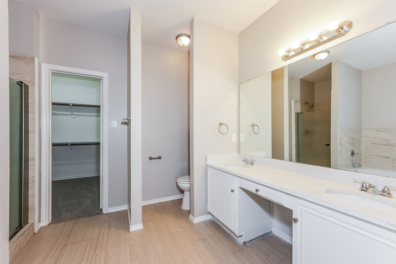 2,255/Mo, 228 Pioneer Ct Lancaster, TX 75146 Main Bathroom View