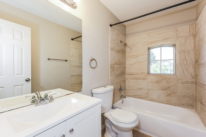 2,255/Mo, 228 Pioneer Ct Lancaster, TX 75146 Bathroom View