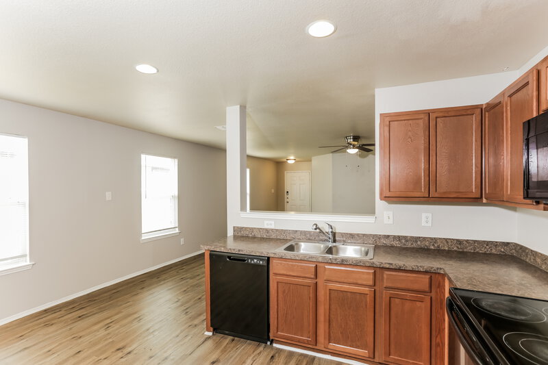 1,900/Mo, 10308 Roosevelt Gap Ct Fort Worth, TX 76140 Kitchen View 2