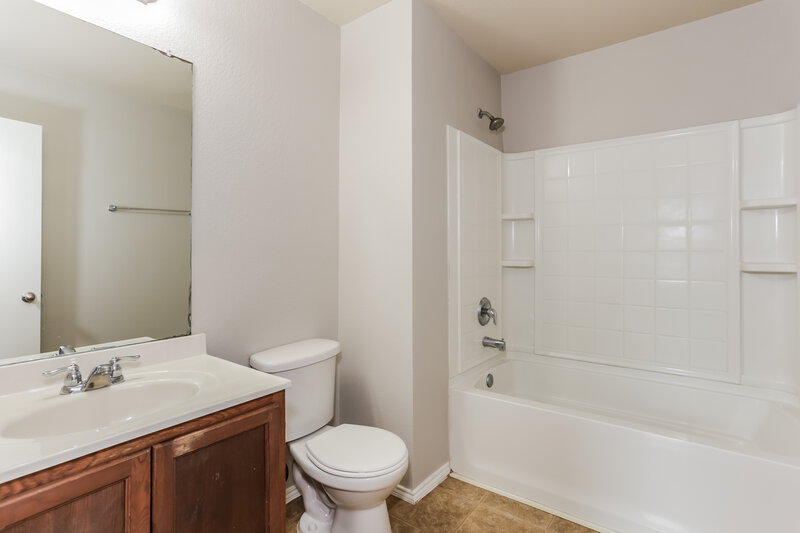 1,900/Mo, 10308 Roosevelt Gap Ct Fort Worth, TX 76140 Main Bathroom View