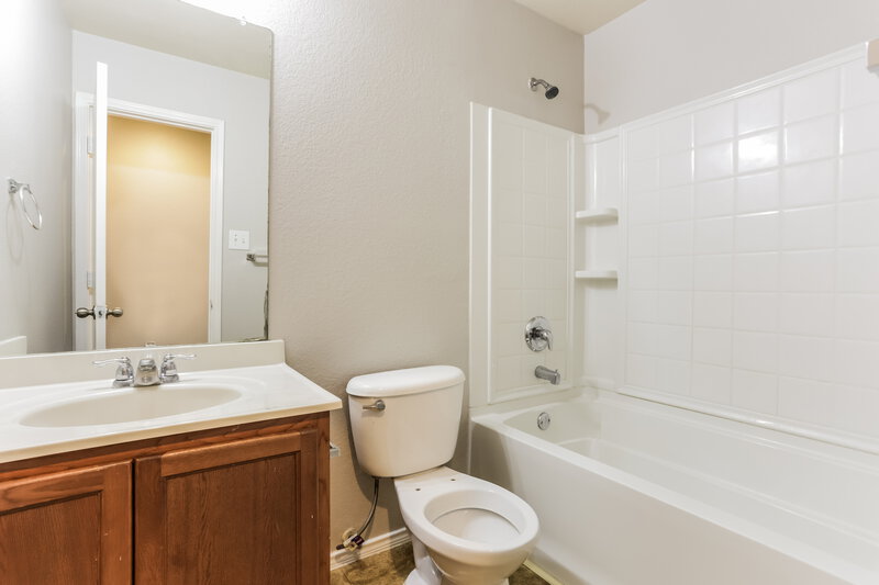 1,900/Mo, 10308 Roosevelt Gap Ct Fort Worth, TX 76140 Bathroom View