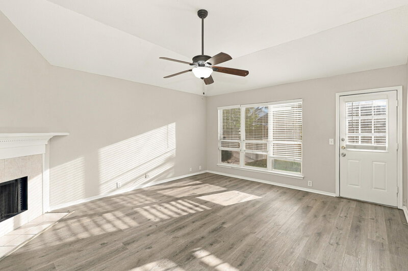 2,245/Mo, 802 Lake Bridge Dr Lake Dallas, TX 75065 Family Room View 2