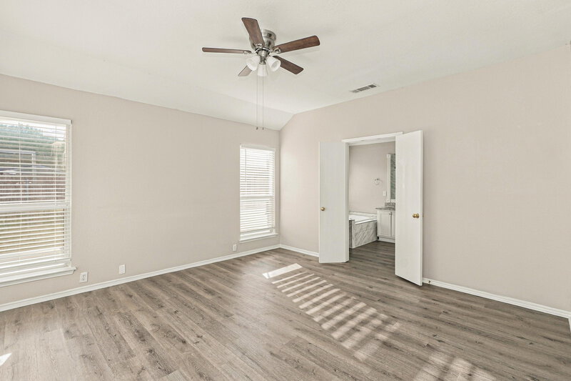 2,245/Mo, 802 Lake Bridge Dr Lake Dallas, TX 75065 Primary Bedroom View 2