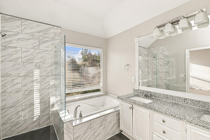 2,245/Mo, 802 Lake Bridge Dr Lake Dallas, TX 75065 Primary Bathroom View