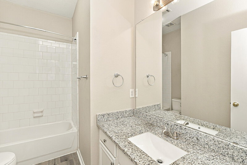 2,245/Mo, 802 Lake Bridge Dr Lake Dallas, TX 75065 Bathroom View