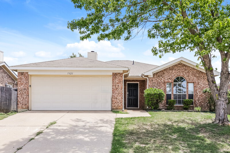 1,800/Mo, 7321 Ashbourne Way Fort Worth, TX 76133 External View