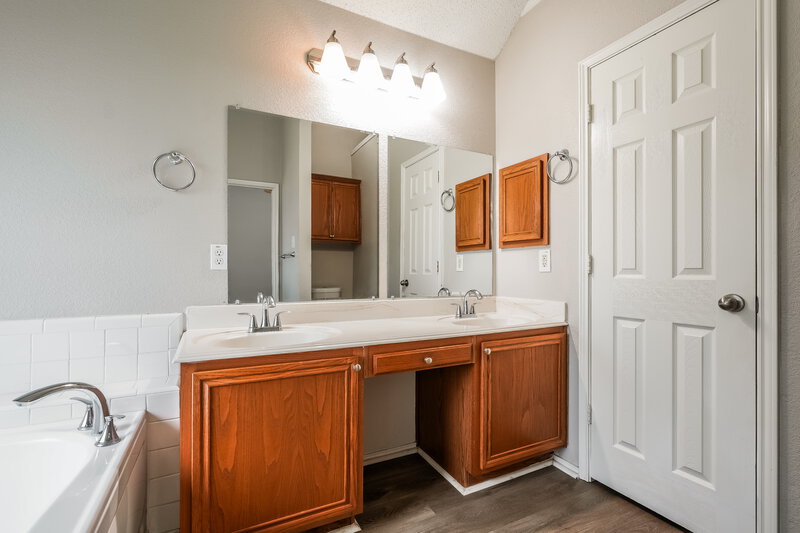 2,635/Mo, 926 Pheasant Dr Midlothian, TX 76065 Main Bathroom View