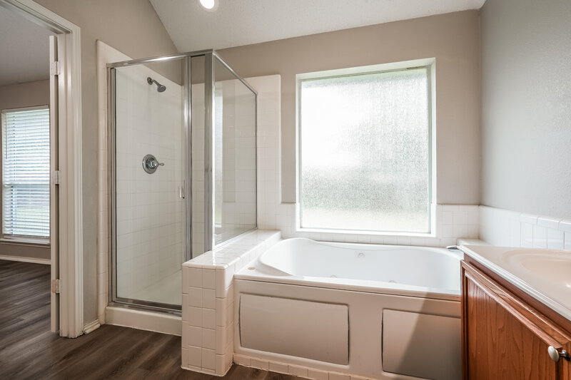 2,635/Mo, 926 Pheasant Dr Midlothian, TX 76065 Main Bathroom View 2