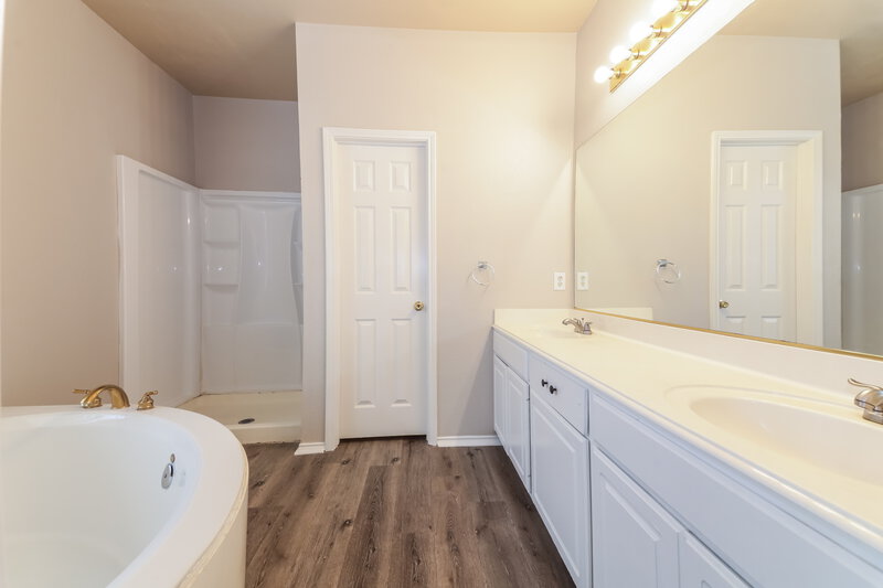 2,685/Mo, 2712 Crooked Crk Mesquite, TX 75181 Main Bathroom View