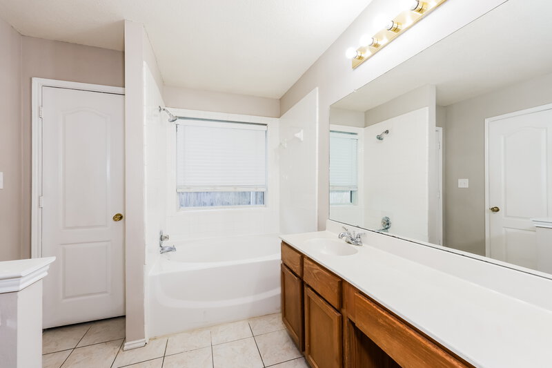 2,235/Mo, 2268 Bresee Dr Carrollton, TX 75010 Main Bathroom View