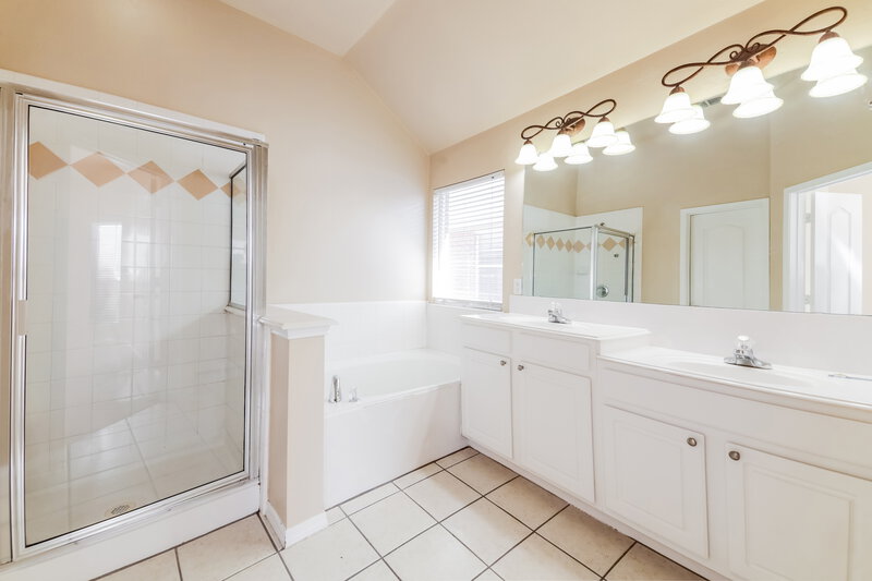 2,125/Mo, 2100 Lake Fork Ln Little Elm, TX 75068 Main Bathroom View