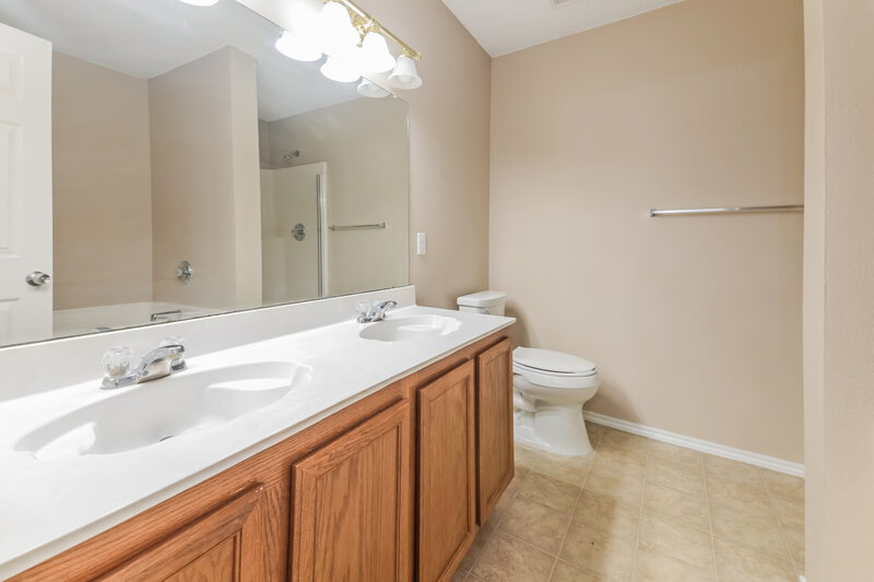 2,110/Mo, 1104 Ann Dr Wylie, TX 75098 Main Bathroom View