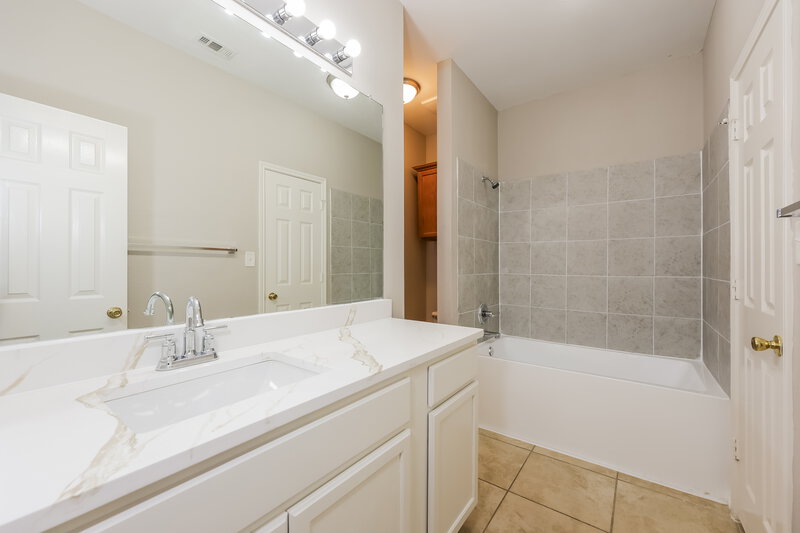 1,910/Mo, 2321 Wildwood Ln Denton, TX 76210 Main Bathroom View