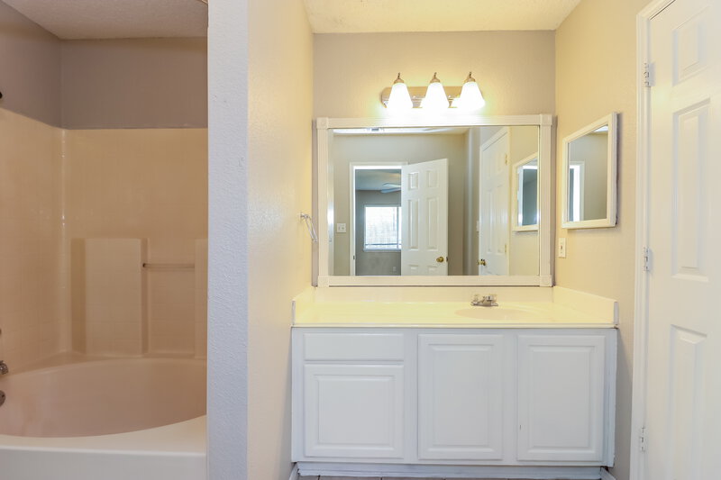 1,840/Mo, 8040 Cannonwood Dr Fort Worth, TX 76137 Main Bathroom View