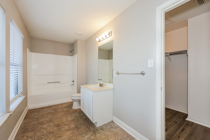 2,180/Mo, 1400 Lay St Cedar Hill, TX 75104 Main Bathroom View