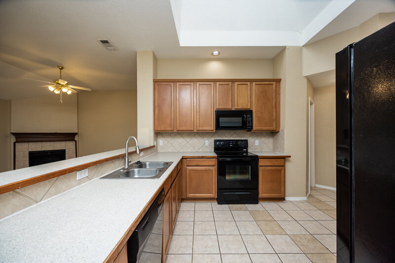 1,995/Mo, 3704 Saint Johns Dr Denton, TX 76210 Kitchen View