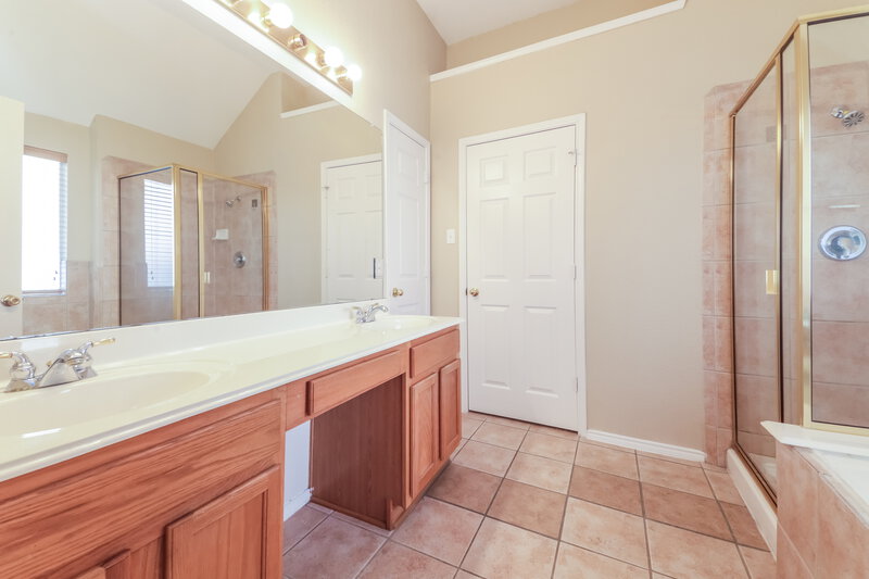2,450/Mo, 3704 Saint Johns Dr Denton, TX 76210 Main Bathroom View