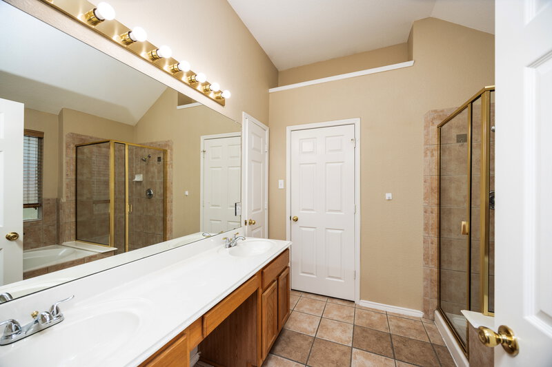 1,995/Mo, 3704 Saint Johns Dr Denton, TX 76210 Main Bathroom View