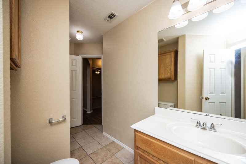 1,995/Mo, 3704 Saint Johns Dr Denton, TX 76210 Bathroom View
