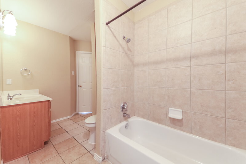 2,450/Mo, 3704 Saint Johns Dr Denton, TX 76210 Bathroom View
