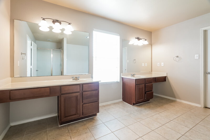 2,340/Mo, 8500 Shallow Creek Dr Fort Worth, TX 76179 Main Bathroom View