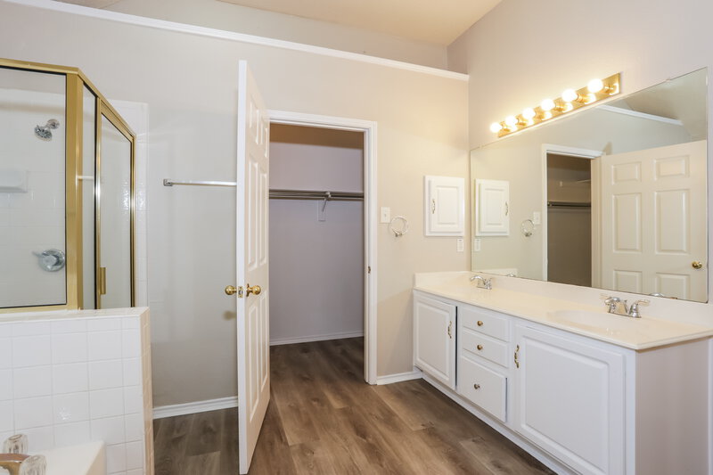 2,295/Mo, 216 Stone Creek Blvd Glenn Heights, TX 75154 Main Bathroom View