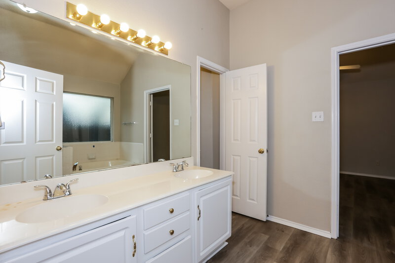 2,295/Mo, 216 Stone Creek Blvd Glenn Heights, TX 75154 Main Bathroom View 2