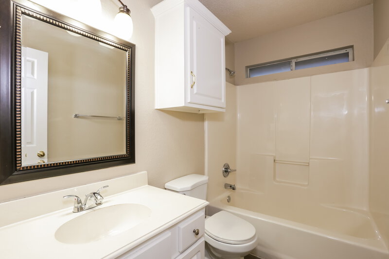 2,295/Mo, 216 Stone Creek Blvd Glenn Heights, TX 75154 Bathroom View