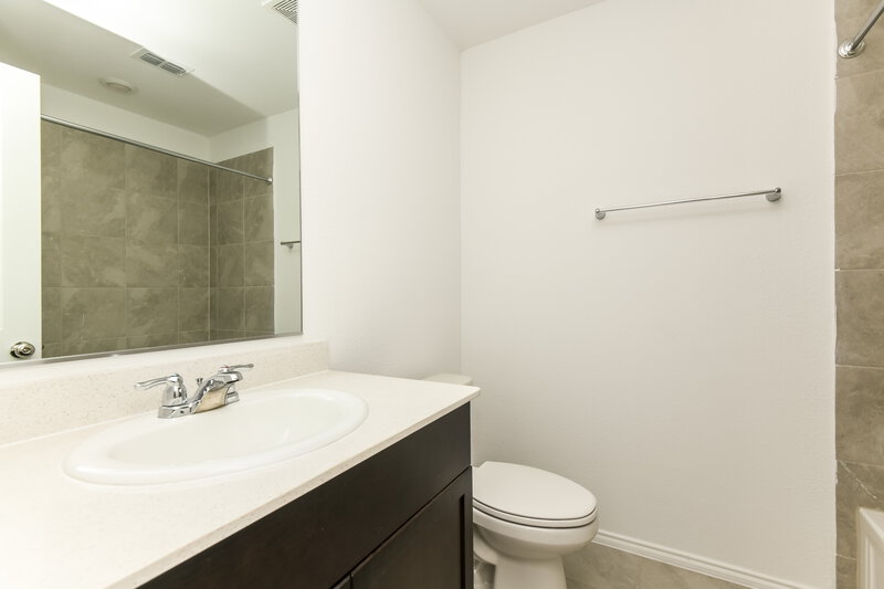 2,200/Mo, 8321 Hollow Bend St Fort Worth, TX 76123 Bathroom View
