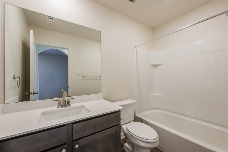 2,125/Mo, 1301 Redpine Dr Fort Worth, TX 76140 Bathroom View