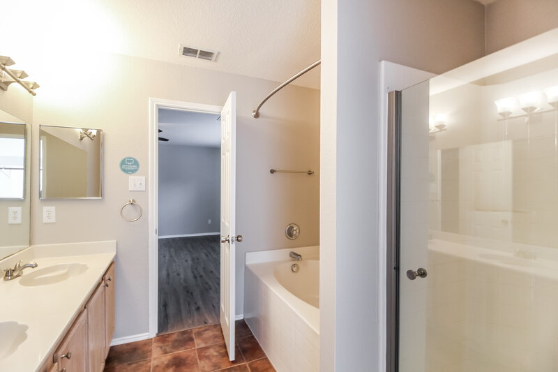 2,420/Mo, 2033 Shawnee Trl Justin, TX 76247 Main Bathroom View