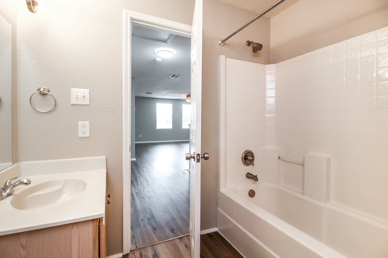 2,420/Mo, 2033 Shawnee Trl Justin, TX 76247 Bathroom View