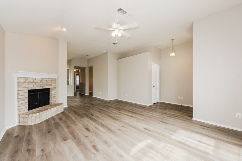 2,255/Mo, 713 Azalea Ln Cedar Hill, TX 75104 Living Room View 2