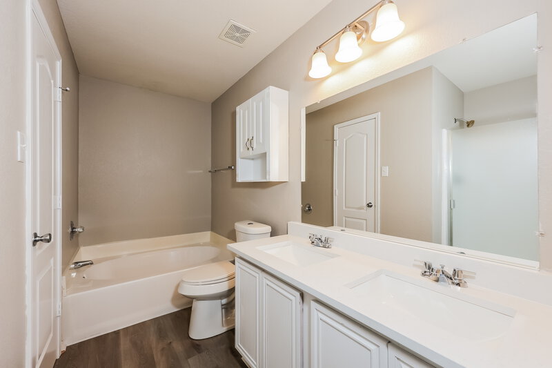 2,255/Mo, 713 Azalea Ln Cedar Hill, TX 75104 Main Bathroom View