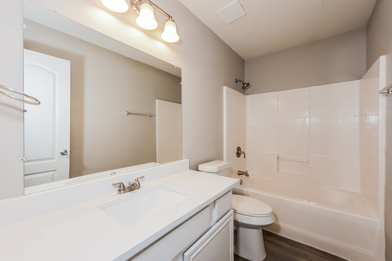 2,255/Mo, 713 Azalea Ln Cedar Hill, TX 75104 Bathroom View