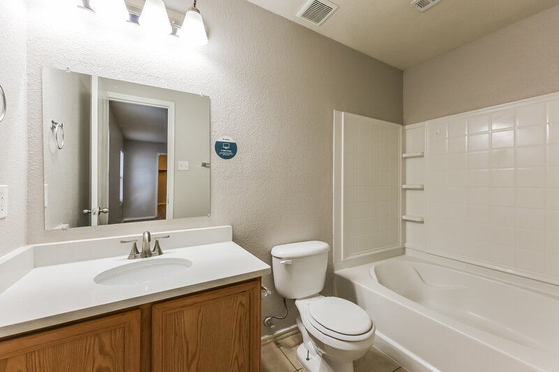 1,935/Mo, 4524 Waterford Dr Fort Worth, TX 76179 Main Bathroom View