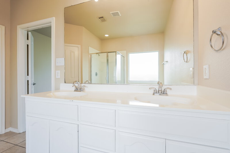 1,890/Mo, 12817 Dorset Dr Fort Worth, TX 76244 Main Bathroom View 2