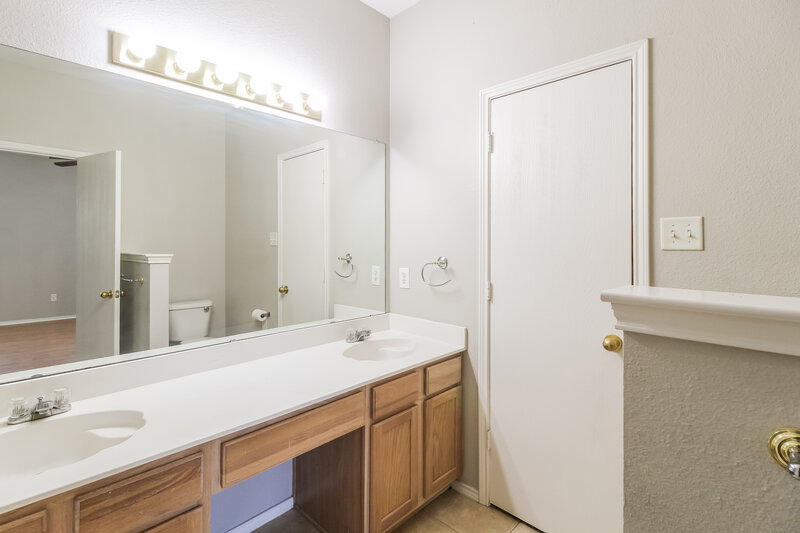 1,860/Mo, 10417 Fossil Hill Dr Fort Worth, TX 76131 Main Bathroom View 2