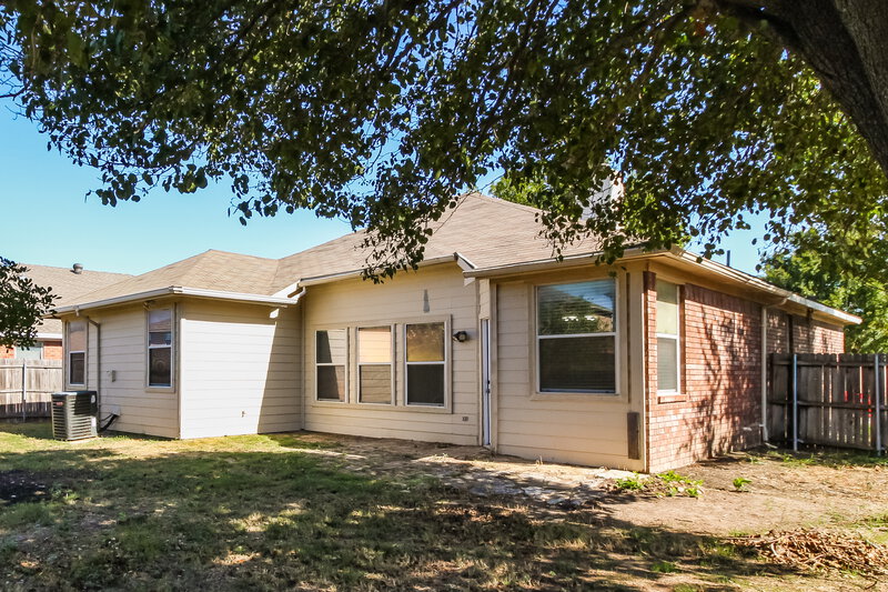1,860/Mo, 10417 Fossil Hill Dr Fort Worth, TX 76131 Rear View
