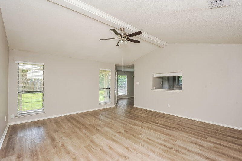 2,315/Mo, 6221 Valley Forge Ct Arlington, TX 76002 Living Room View 2