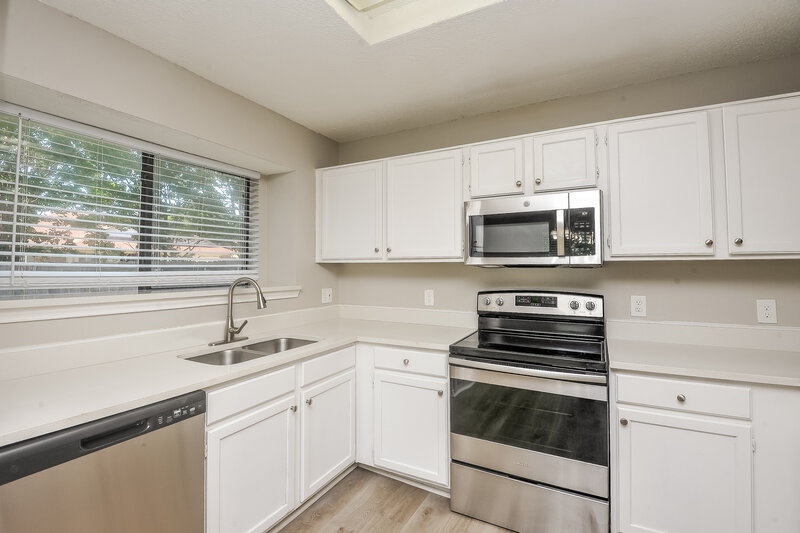 2,315/Mo, 6221 Valley Forge Ct Arlington, TX 76002 Kitchen View 2