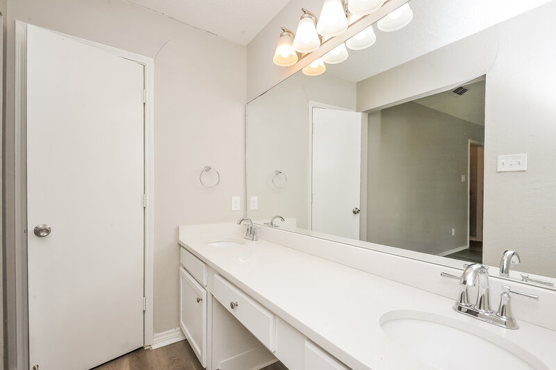 2,315/Mo, 6221 Valley Forge Ct Arlington, TX 76002 Main Bathroom View