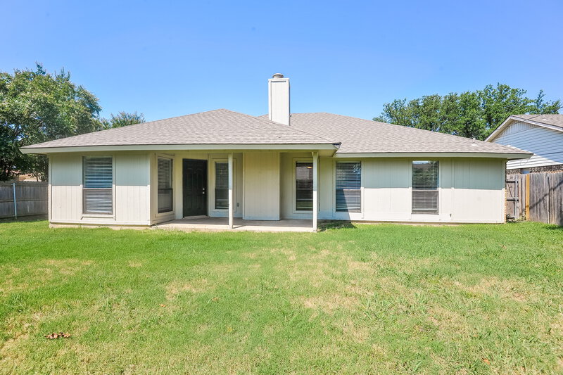 2,315/Mo, 6221 Valley Forge Ct Arlington, TX 76002 Rear View
