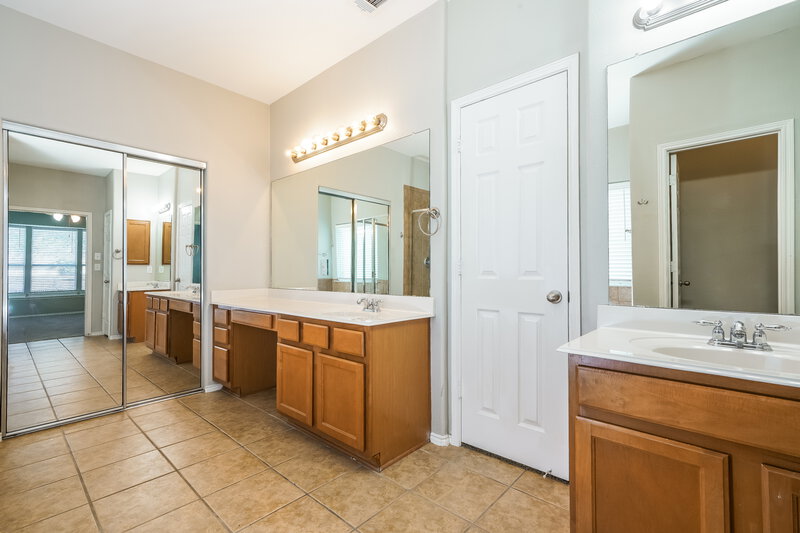 3,265/Mo, 925 Trailwood Dr Desoto, TX 75115 Main Bathroom View